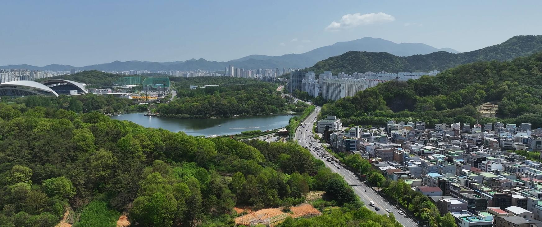 풍암호수와 월드컵경기장 전경